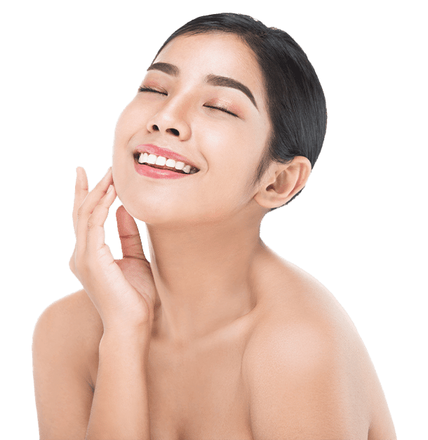 Modelo com pele lisa e luminosa após procedimento de dermaplaning
